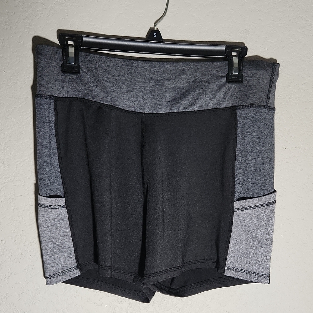 Daisy Fuentes Shorts Womens Athletic Black Gray Shorts size XL Biker Shorts